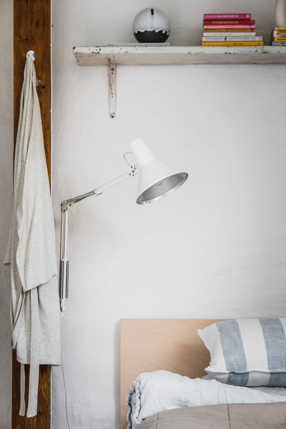 God plass for dobbeltseng og nattbord. Galleribilde