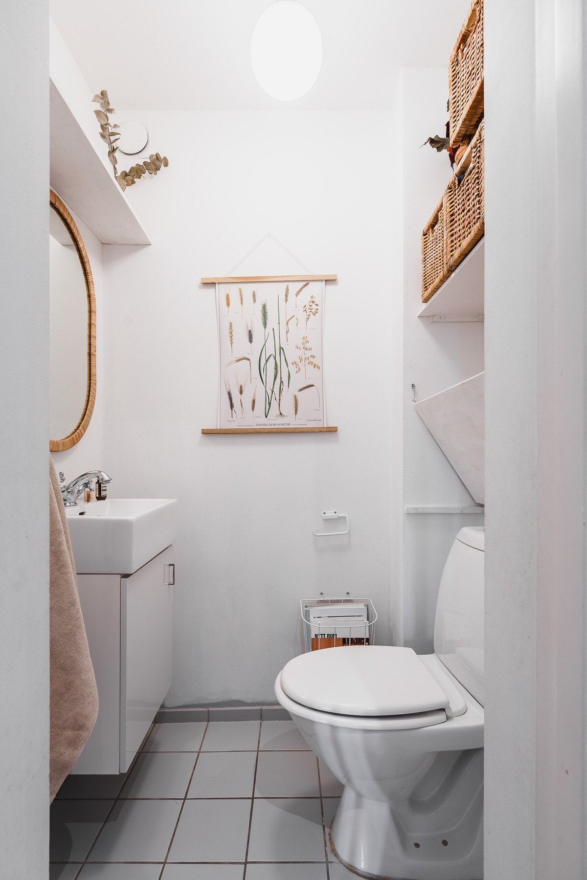 Gjestetoalett med klosett og servant. Galleribilde