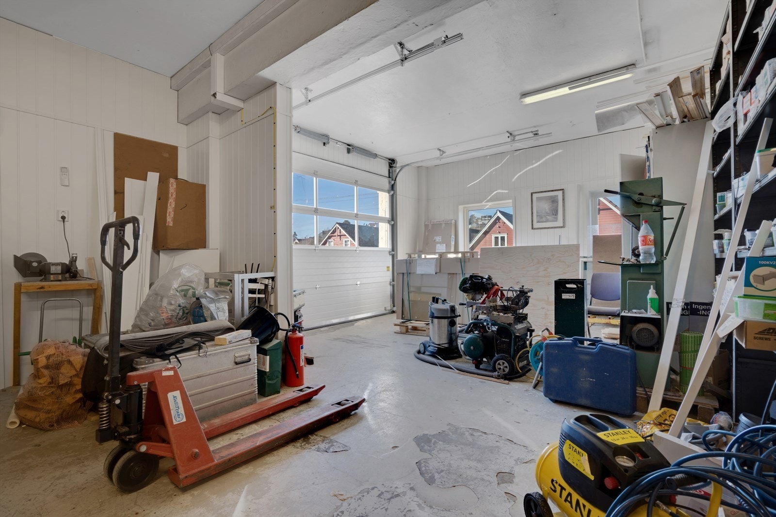 Garasjeport og romslig verkstad/lager Galleribilde