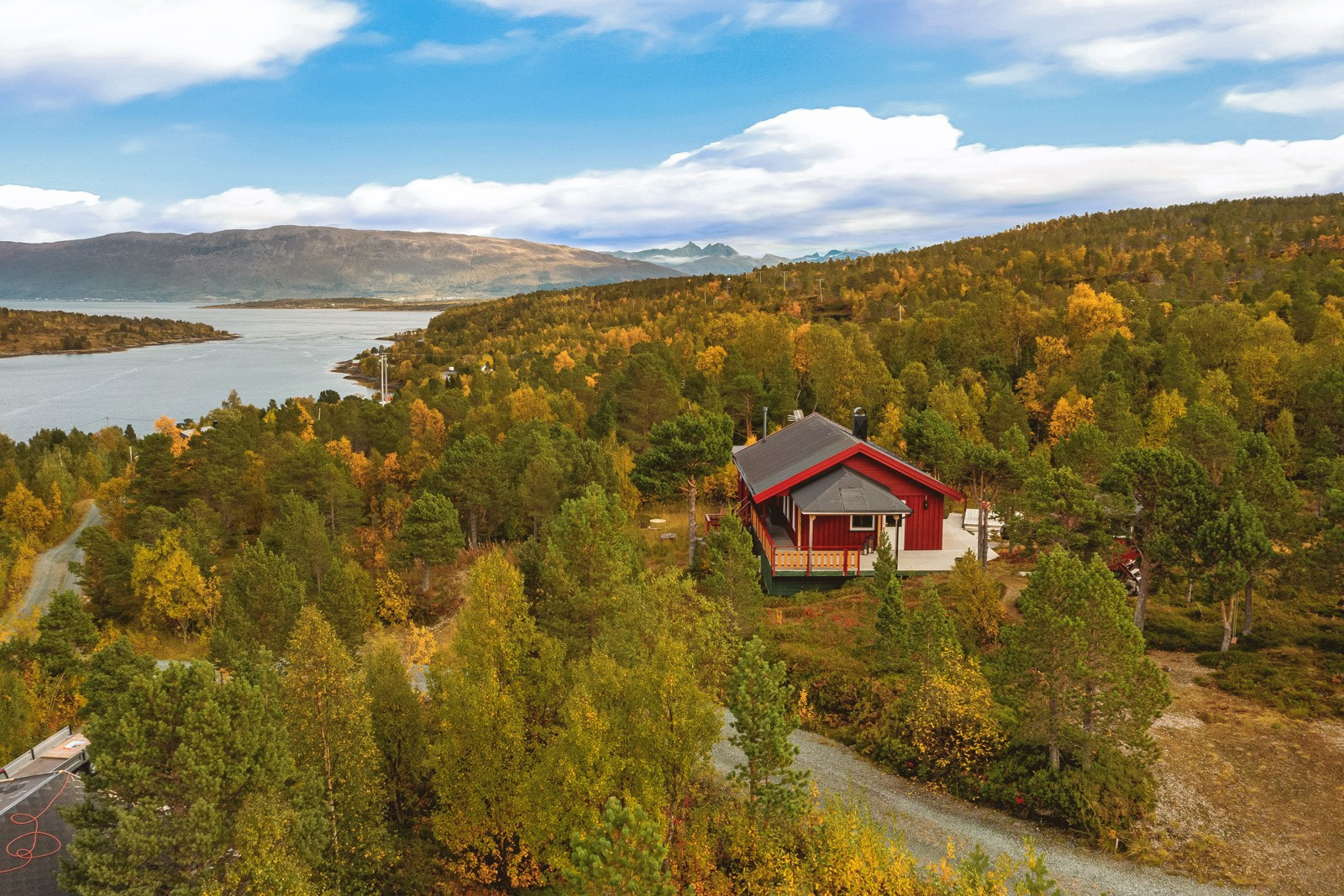 Velkommen til Brokskarvegen 472 - Presentert av SNE eiendomsmegling ved Ivar Nerdal!