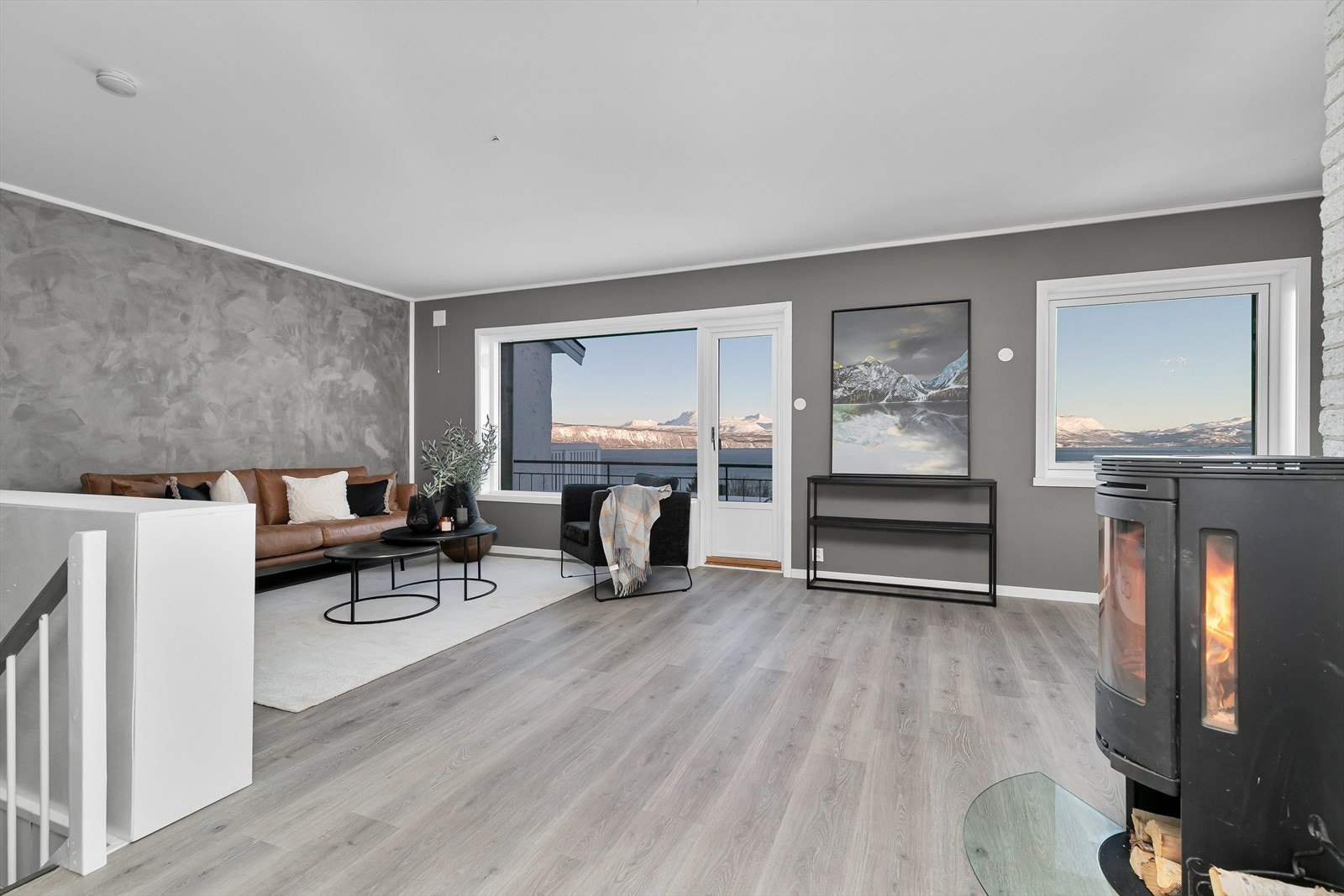Fra gang kommer du rett inn i stuen som har en praktfull utsikt! Galleribilde