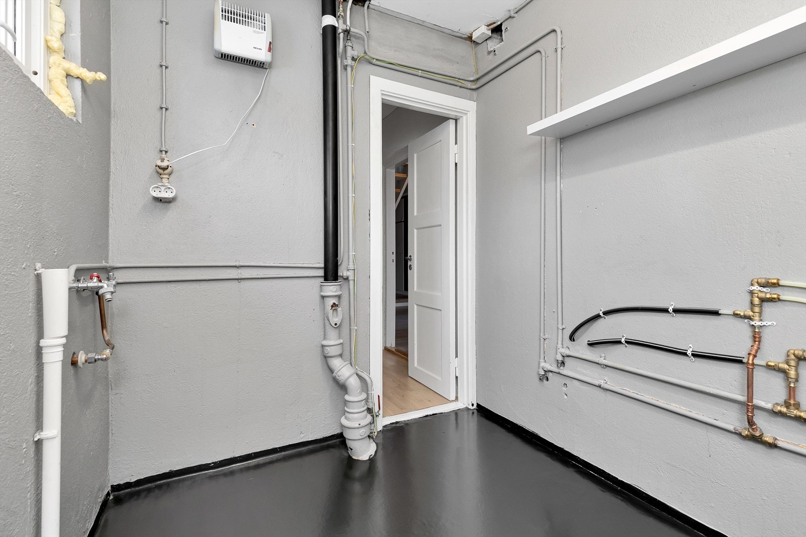 Underetasje - Vaskerom Galleribilde