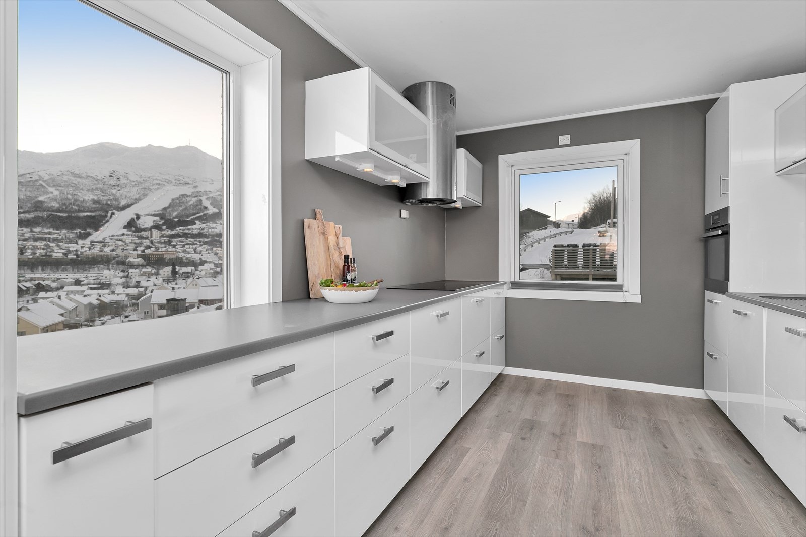 Stilrent kjøkken med integrerte hvitevarer Galleribilde