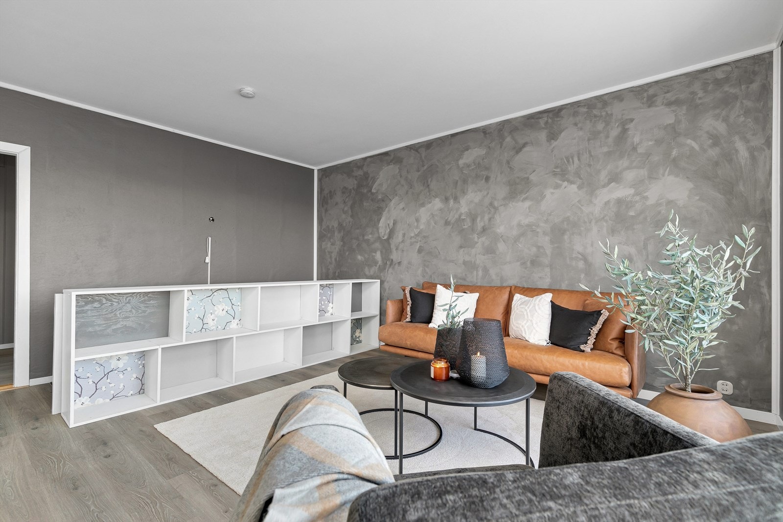 Praktisk møbel i stue for oppbevaring etc. På vegg i bakkant er det laget opplegg for TV Galleribilde