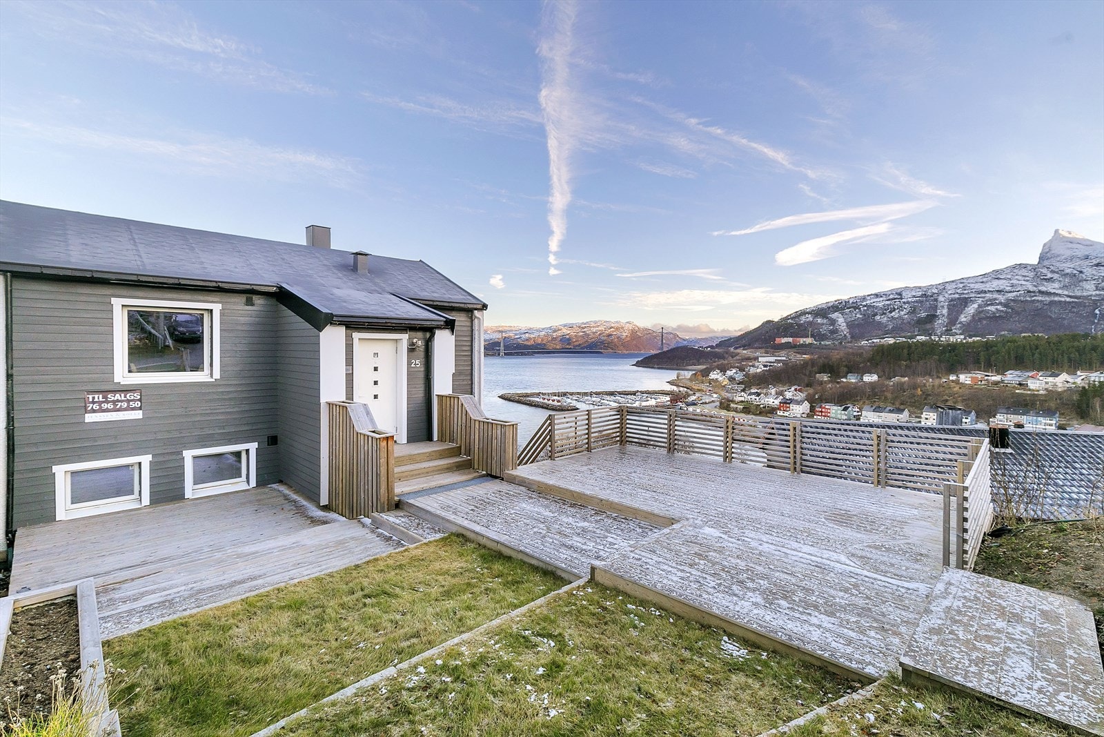 Flott uteområde med terrasse og en praktfull utsikt! Galleribilde