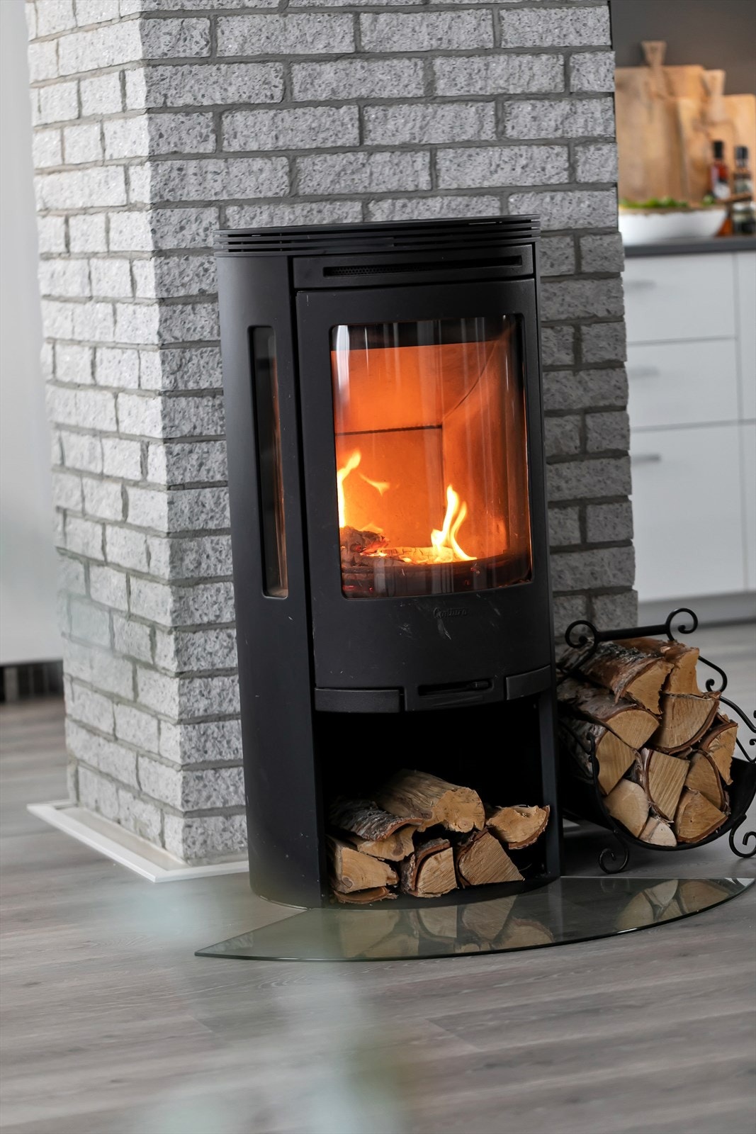 Vedovn i stue som gir lun og god varme Galleribilde