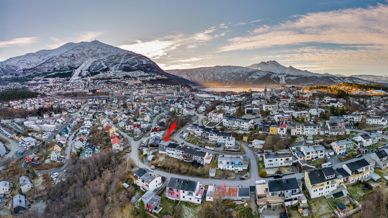 Rekkehus i enden av rekken med sentrumsnær beliggenhet Galleribilde