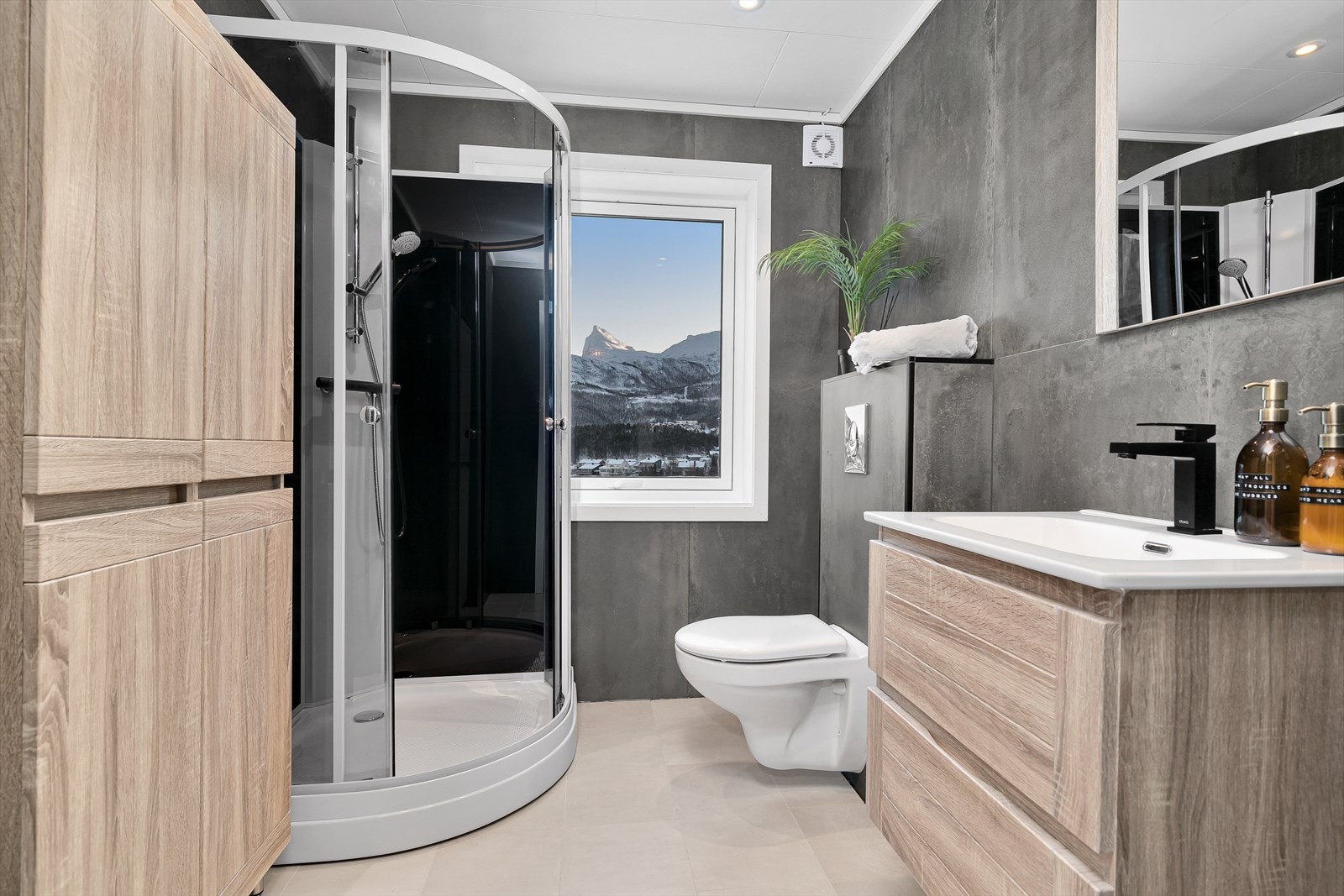 Underetasje - Lekkert bad som er oppusset i 2022 Galleribilde