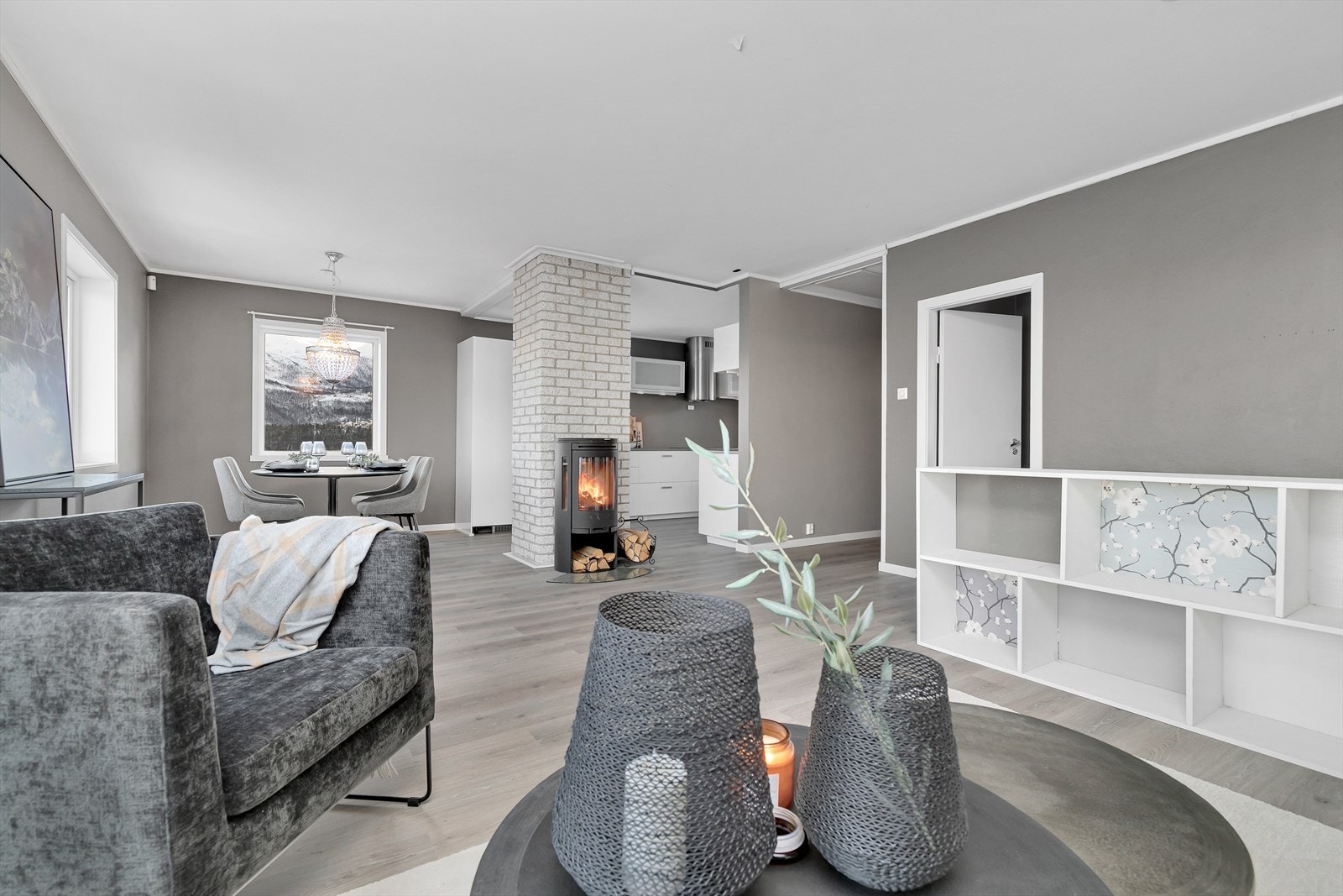 Hovedplan med stue, spisestue og åpen kjøkkenløsning Galleribilde