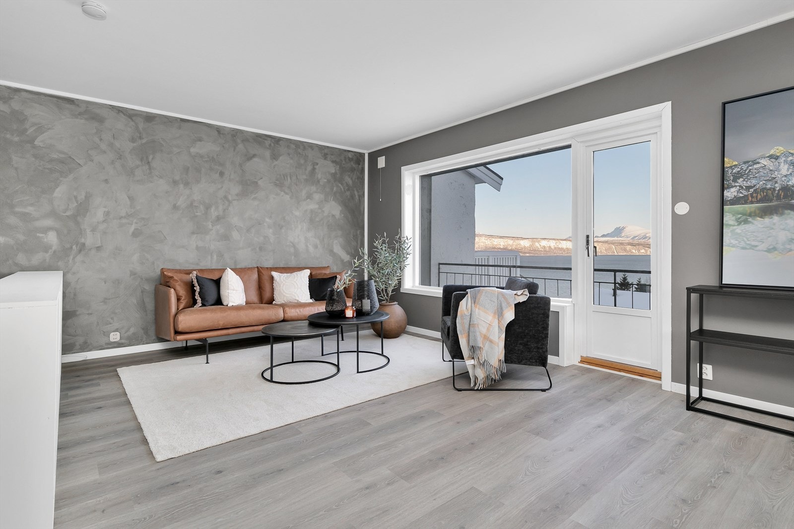 Fra stue er det utgang til balkong Galleribilde