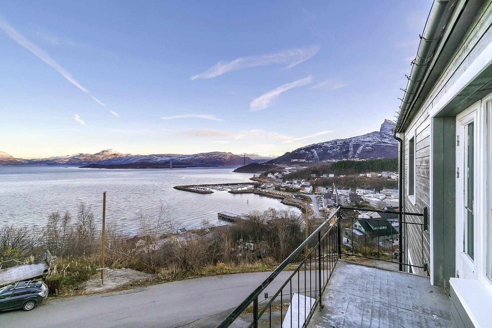 Balkong med utsikt mot småbåthavna i Vassvik Galleribilde