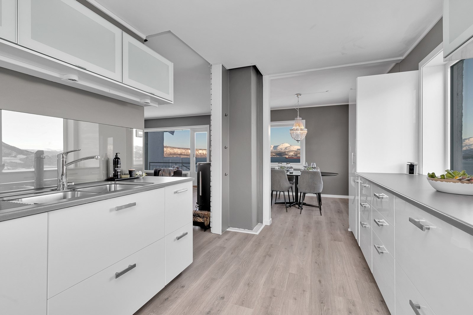 Kjøkken sett mot stue/spisestue Galleribilde