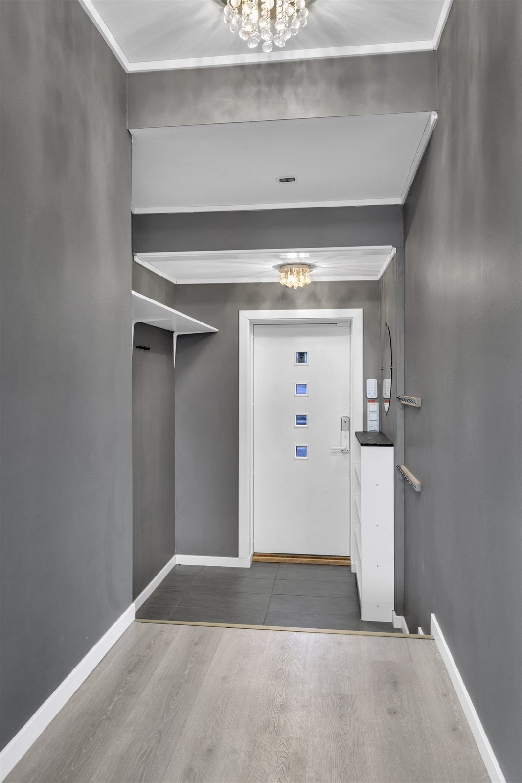 Entré med god plass for oppbevaring av klær og sko Galleribilde