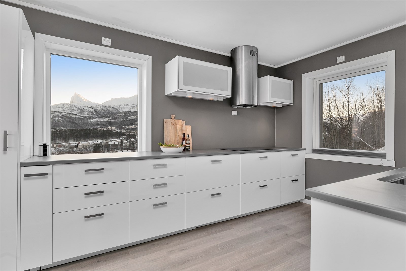 Kjøkken med integrerte hvitevarer Galleribilde