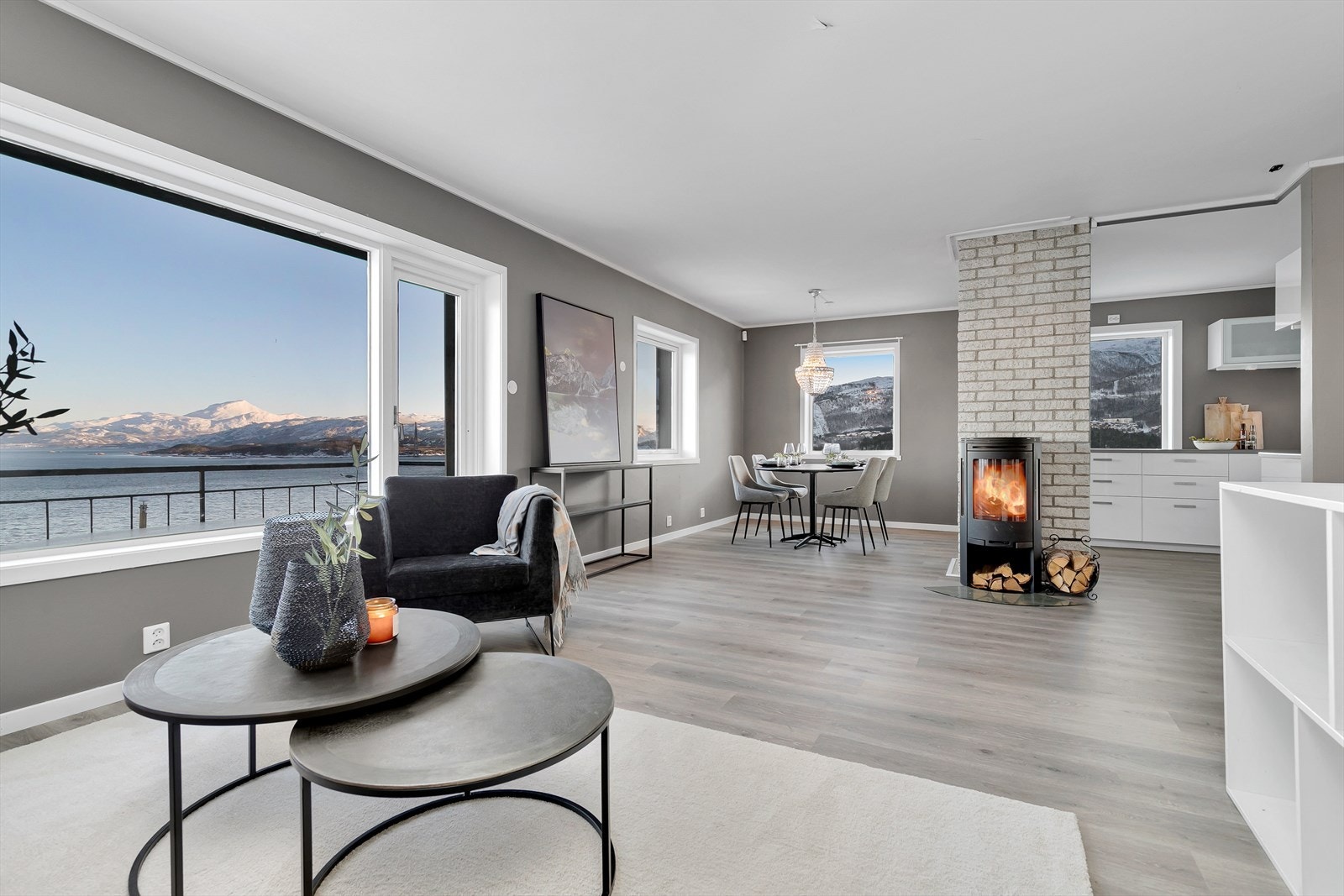 Romslig og lys stue Galleribilde