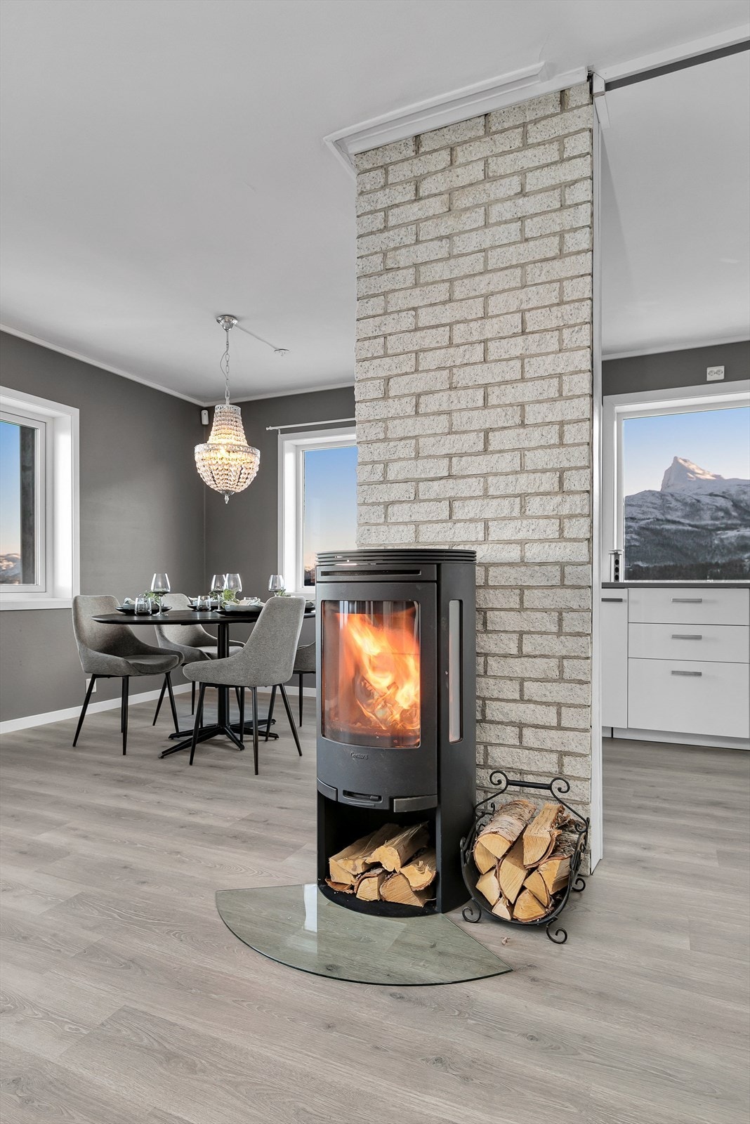 Ved ovn i stue som gir lun varme på kalde dager Galleribilde