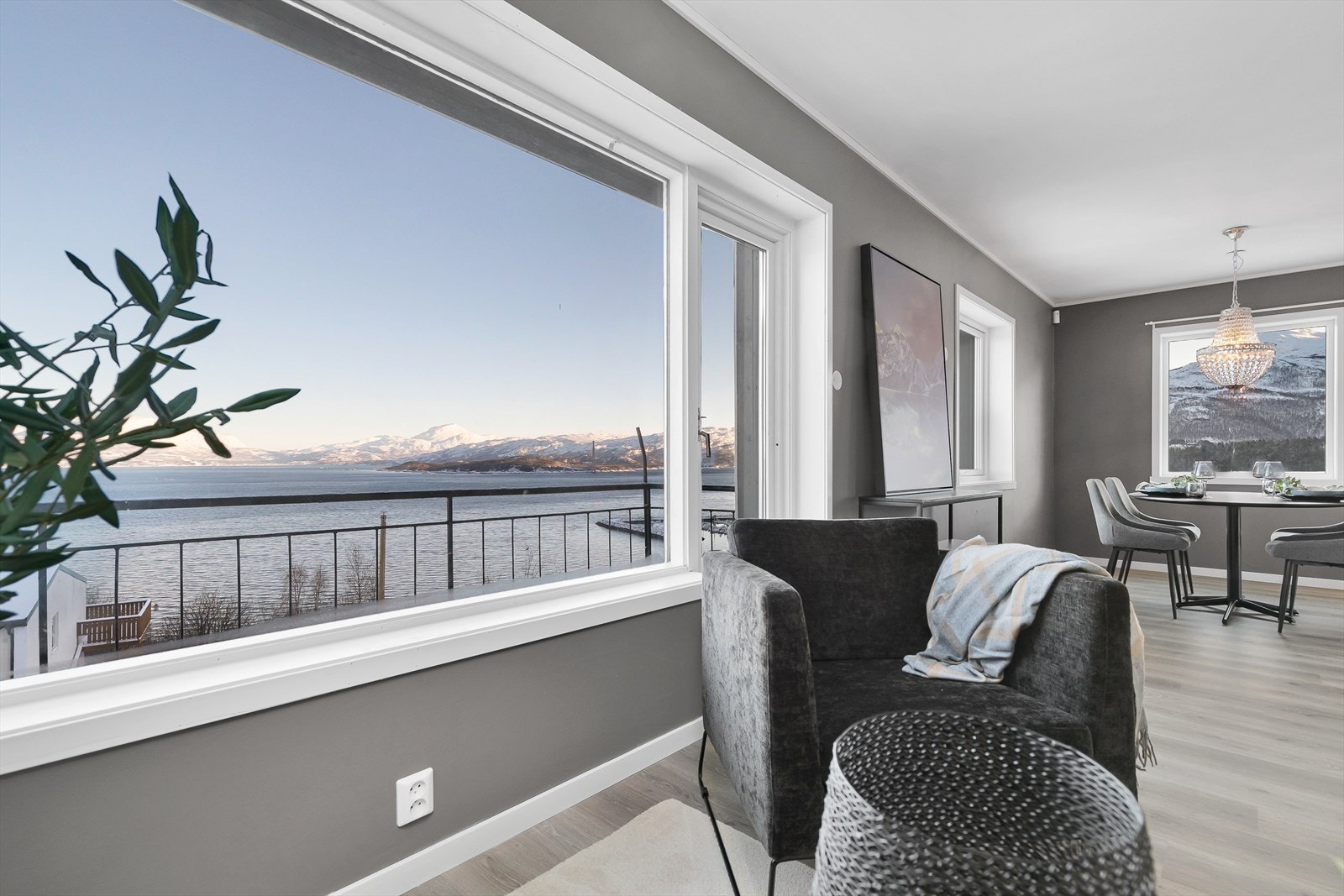 Fra stue er det utgang til balkong Galleribilde