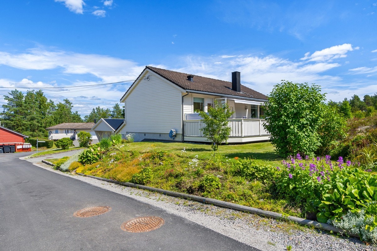 Pent opparbeidet hage med plen, div. prydbusker, samt noe naturtomt Galleribilde