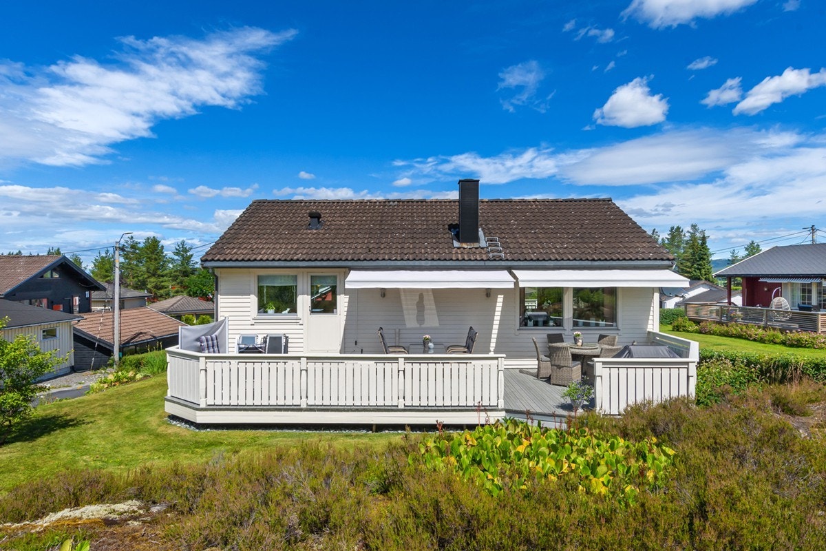 Stor og fin terrasse med terrassemarkise Galleribilde