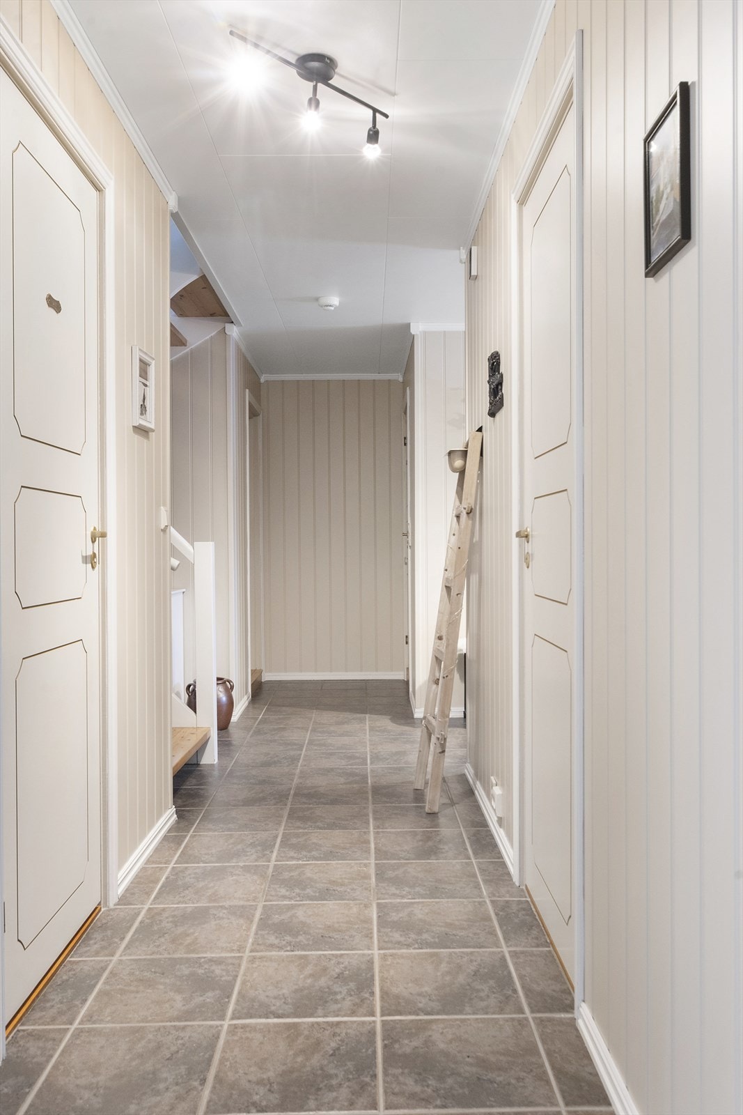 I underetasjen er det tre soverom, bad, wc, vaskerom og to boder. Galleribilde