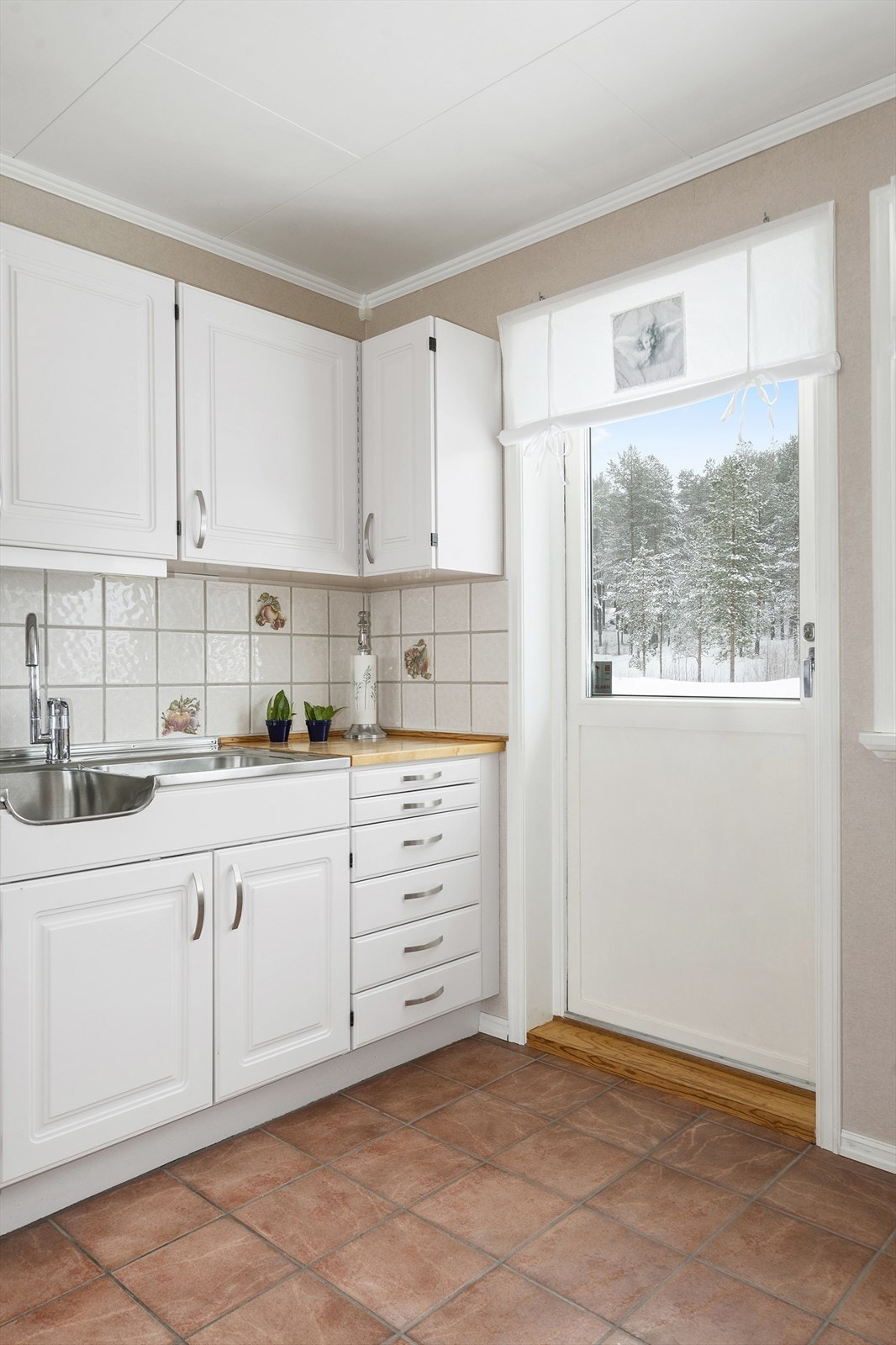 Fra kjøkkenet er det utgang til terrassen. Galleribilde