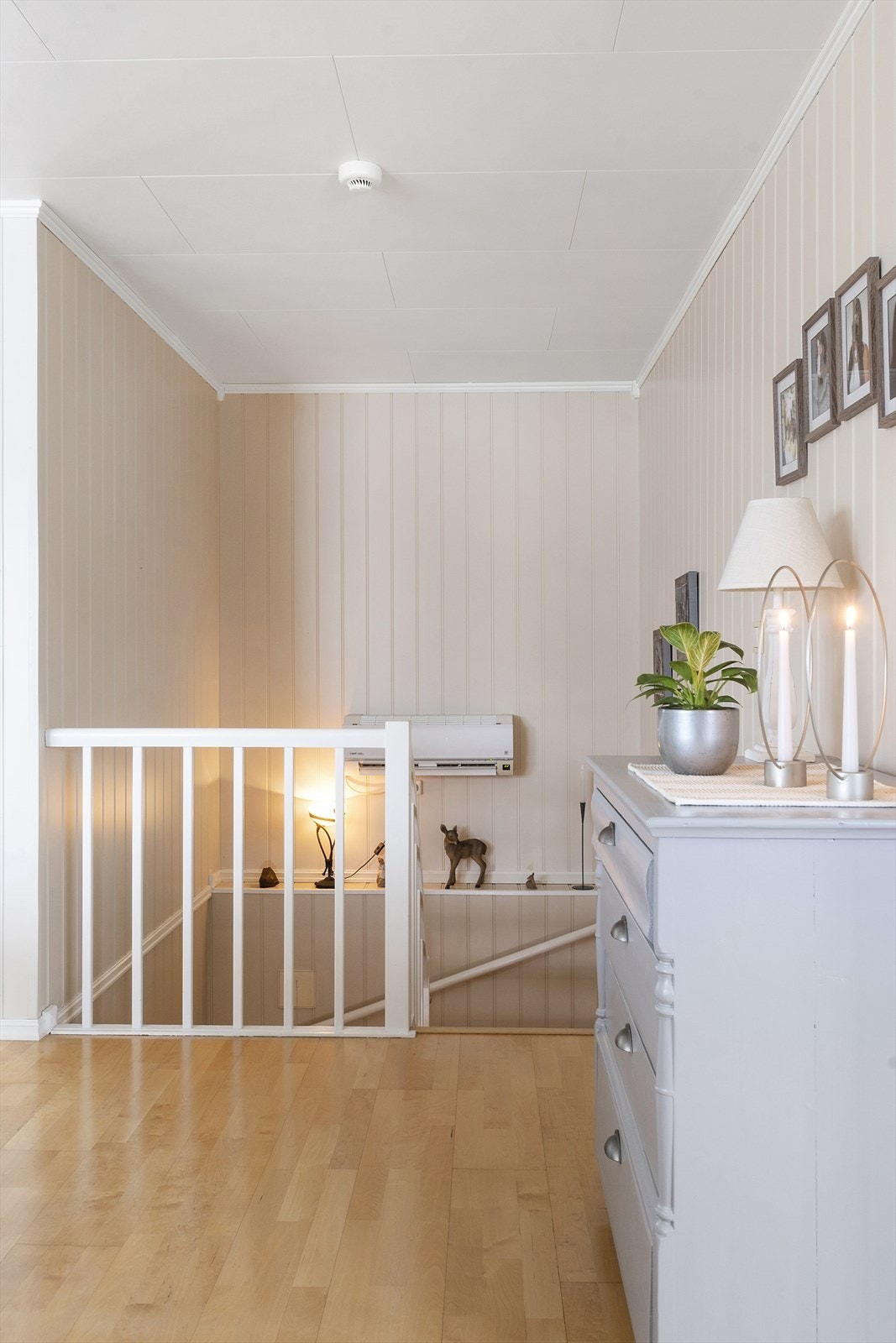 I trappegangen er en varmepumpe fra 2006. Galleribilde