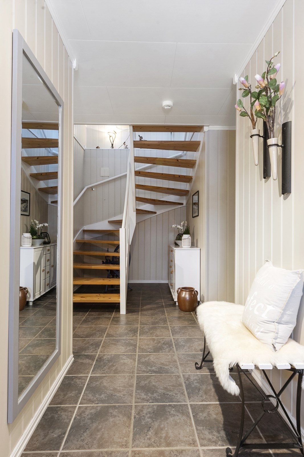 Gang/hall med fliser og varmekabler. Galleribilde