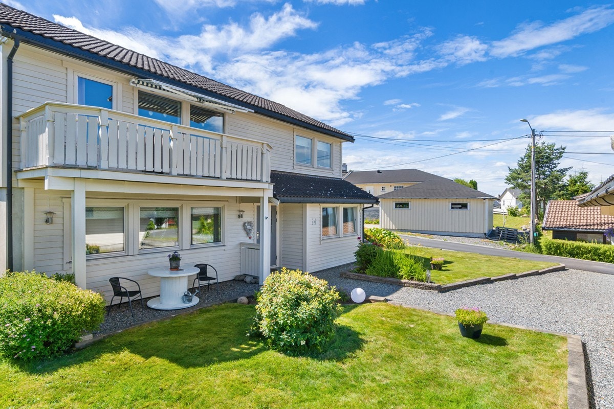 Velholdt enebolig med dobbel garasje. Galleribilde