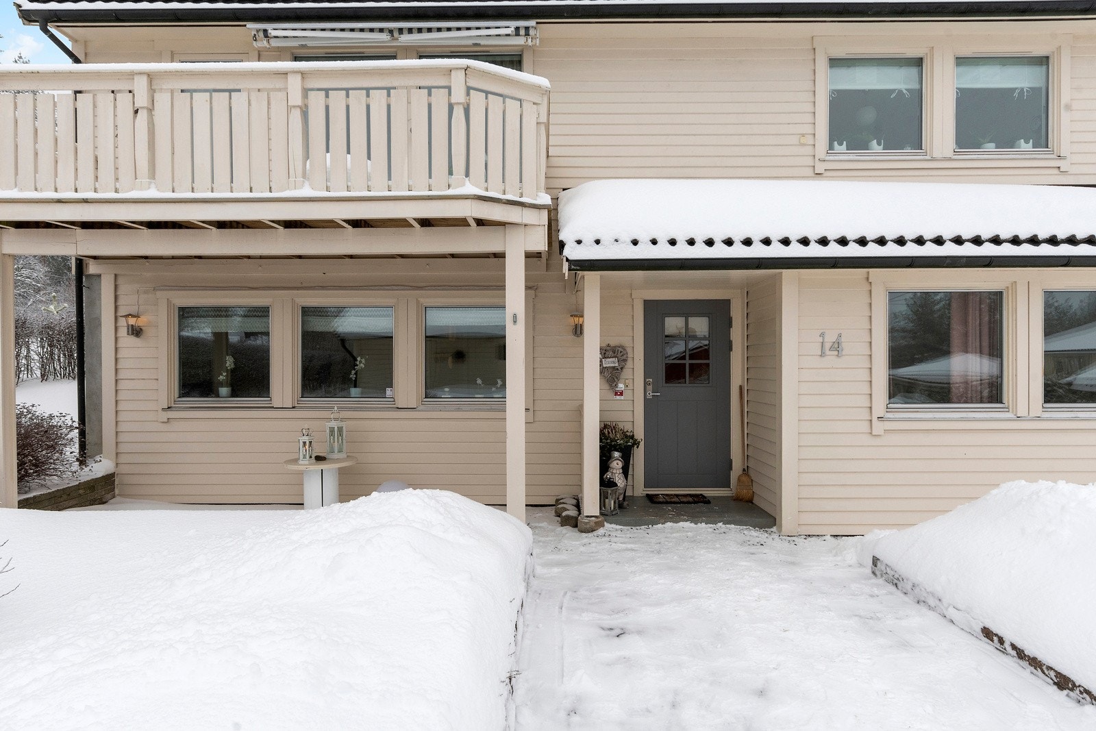 Boligen har inngang i sokkel. Galleribilde