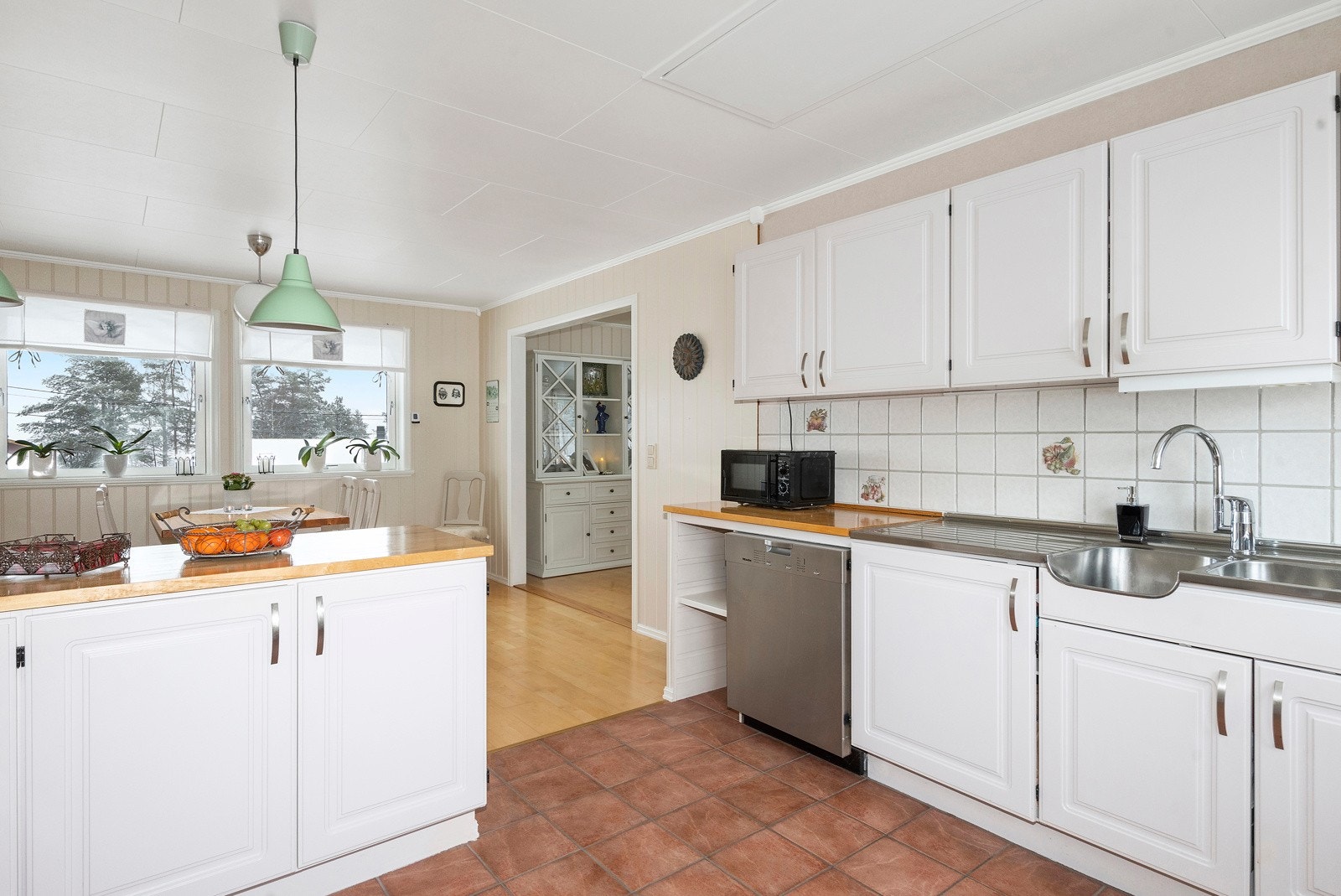 Frittstående komfyr, oppvaskmaskin og kjøleskap medfølger. Galleribilde