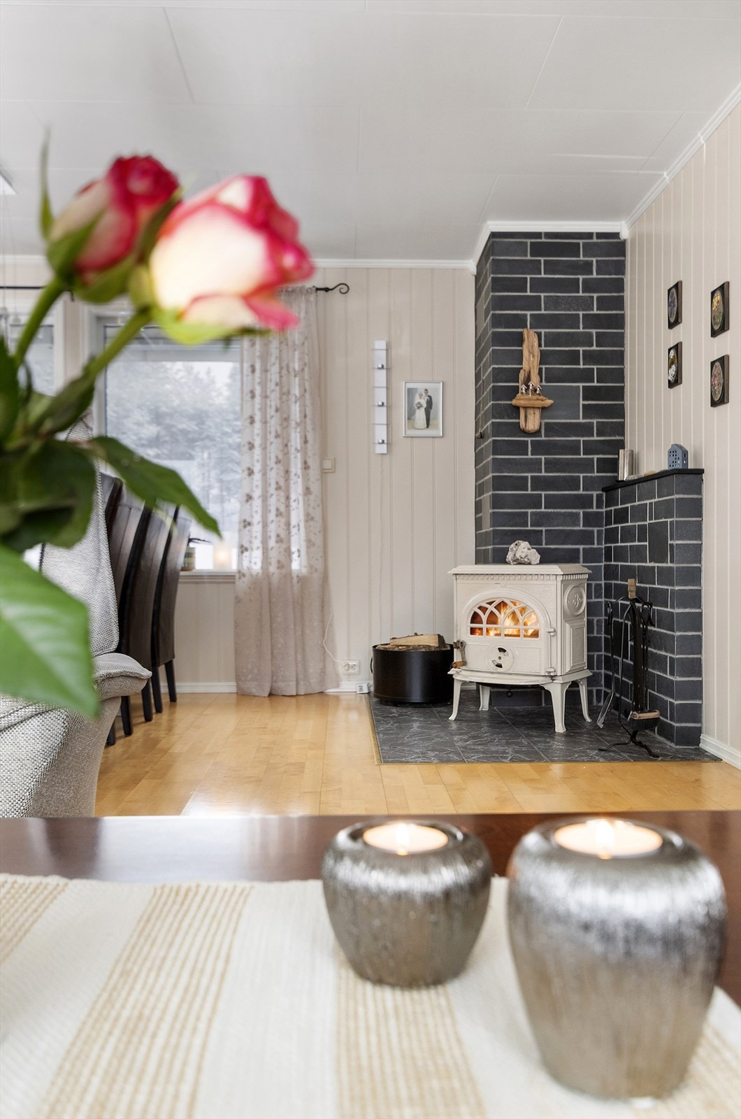 Vedovn med glassdør. Galleribilde