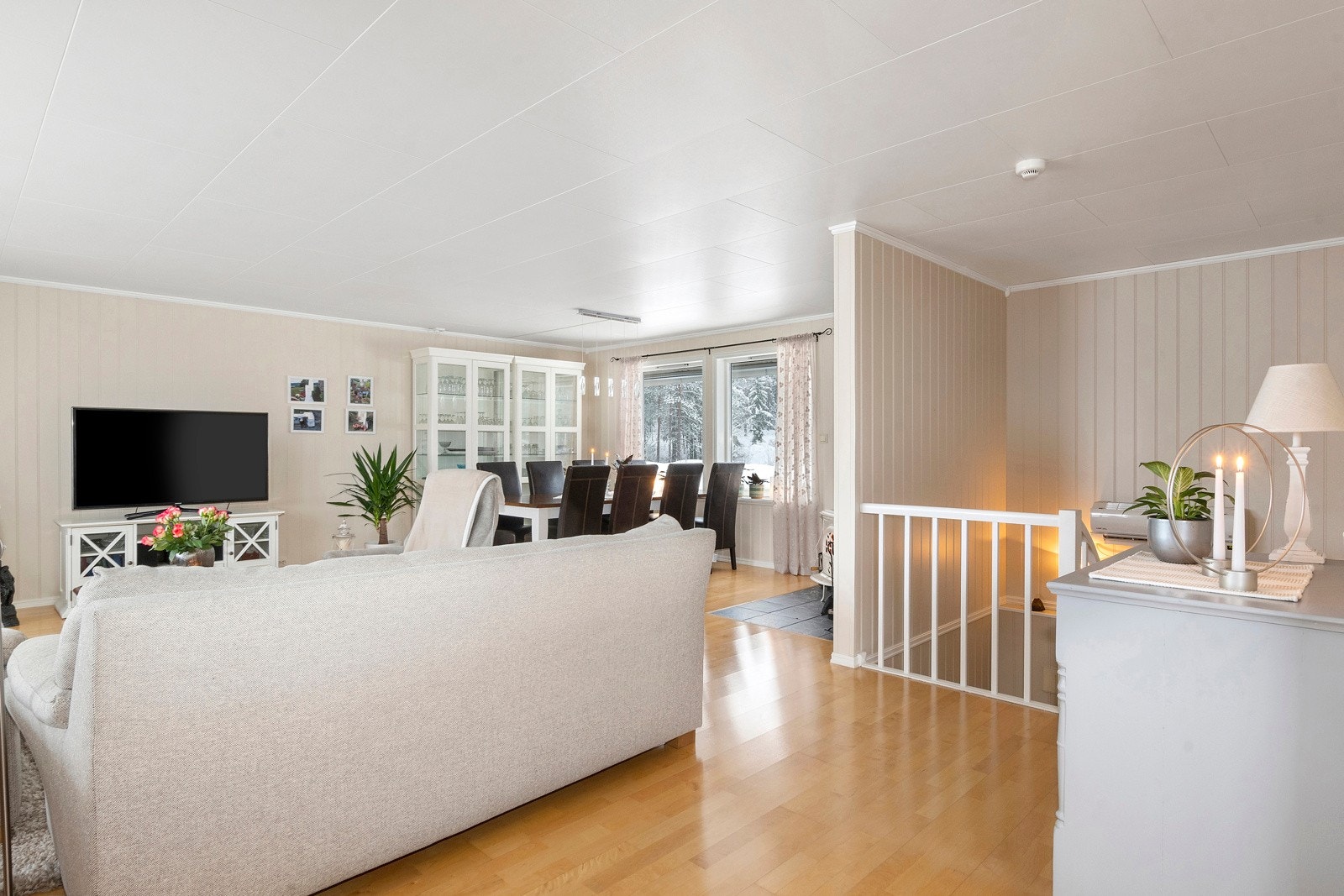 Eneboligen fra 1985 har en god standard og er godt vedlikeholdt. Galleribilde