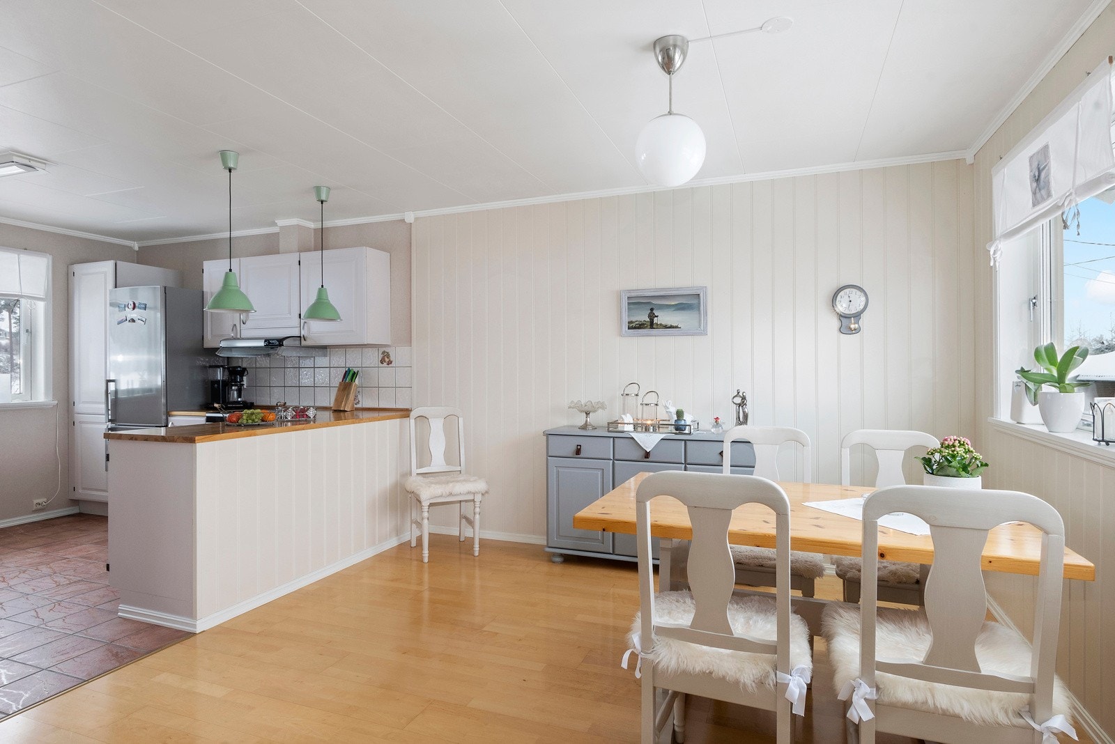 Koselig spiseplass ved vinduet. Galleribilde