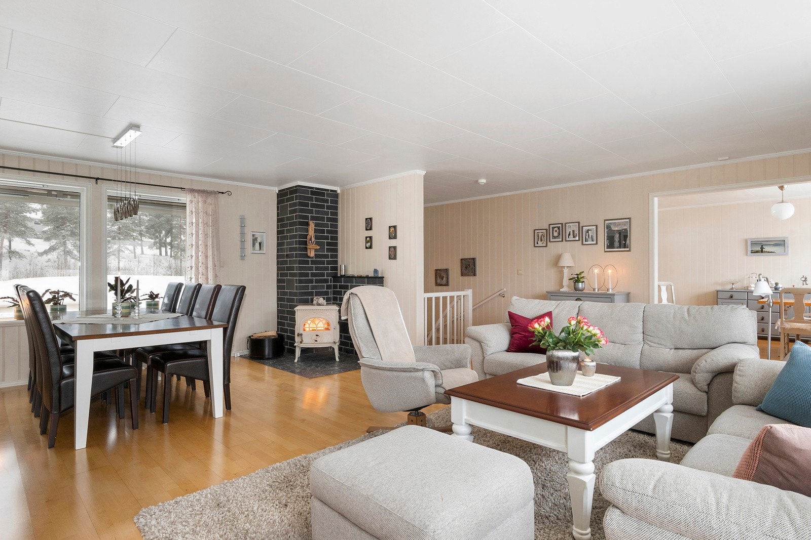 På hovedplan er en romslig stue og kjøkken. Galleribilde