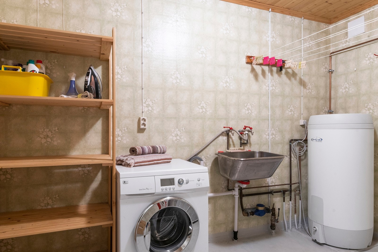 Vaskerom med stålvask og 200 l varmtvannsbereder (2015). Galleribilde