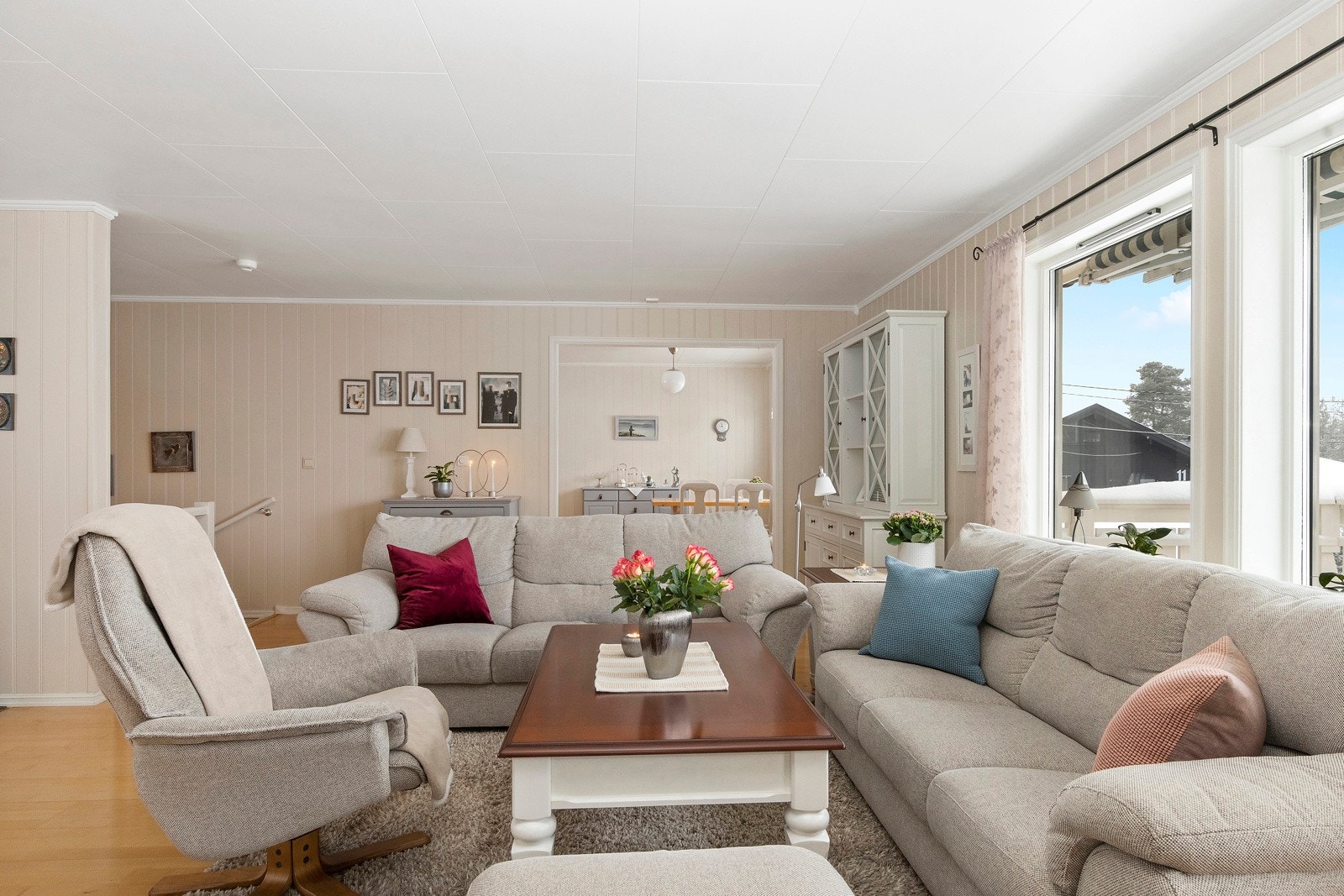 Pene innvendig overflater. Det er bjørkeparkett på gulv. Galleribilde