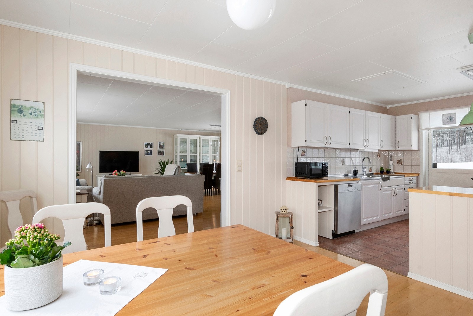 Stort kjøkken med god plass til spisebord. Galleribilde