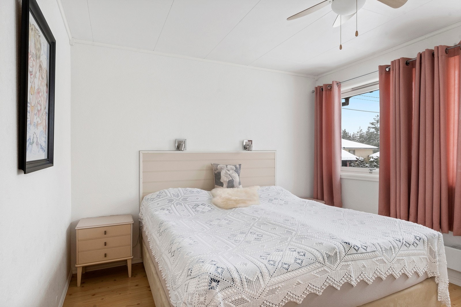 Hovedsoverom med god plass til dobbeltseng. Galleribilde