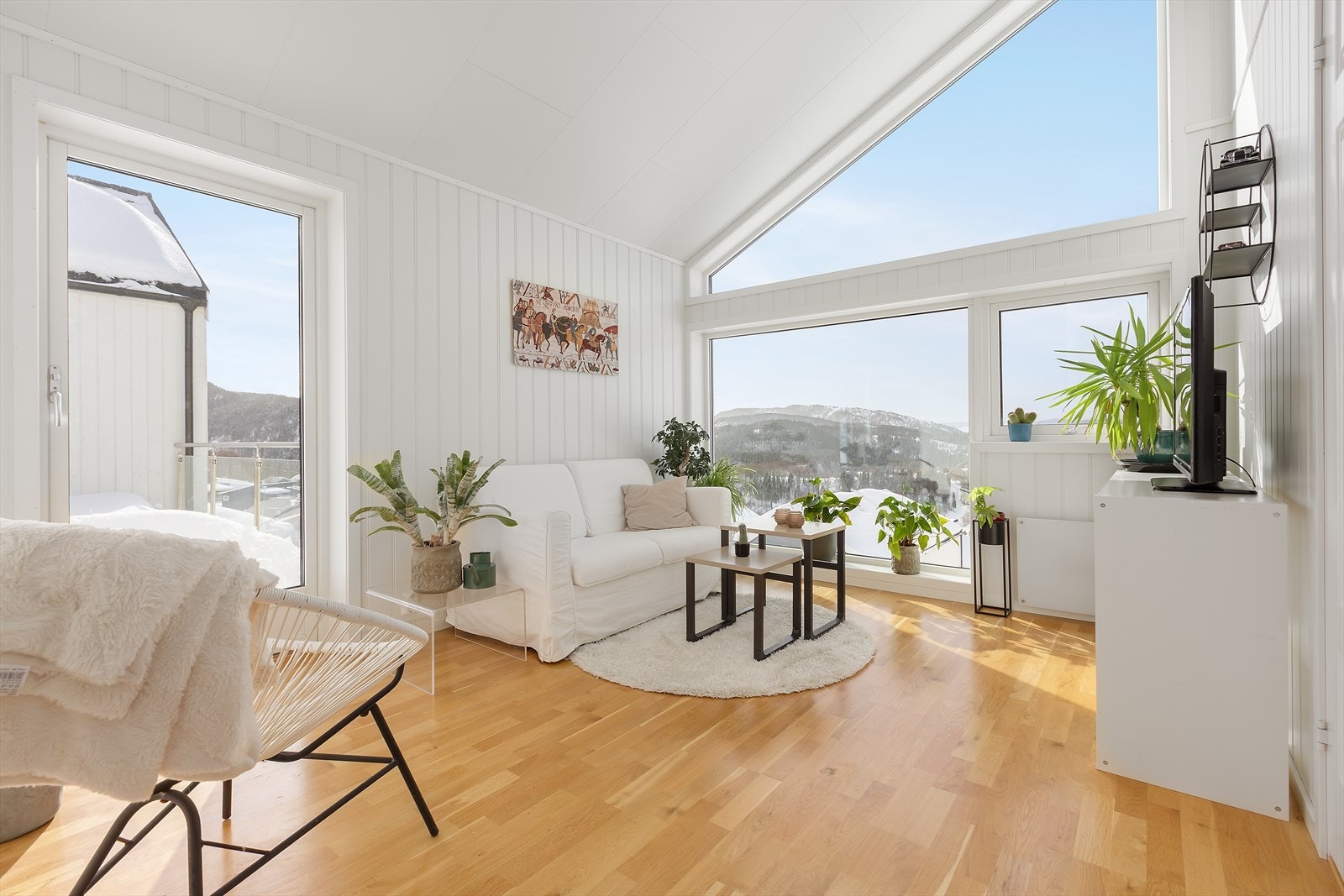 Lys og luftig loftstue med utgang til stor terrasse Galleribilde