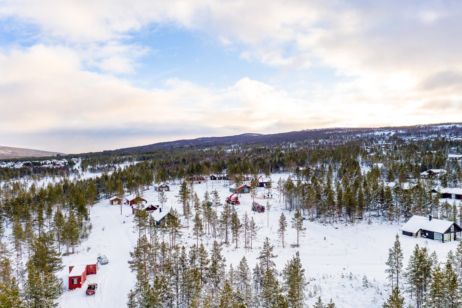Det vide, åpne fjellandskapet med tallrike vann, vassdrag og skogkledde daler innbyr til friluftsliv hele året Galleribilde