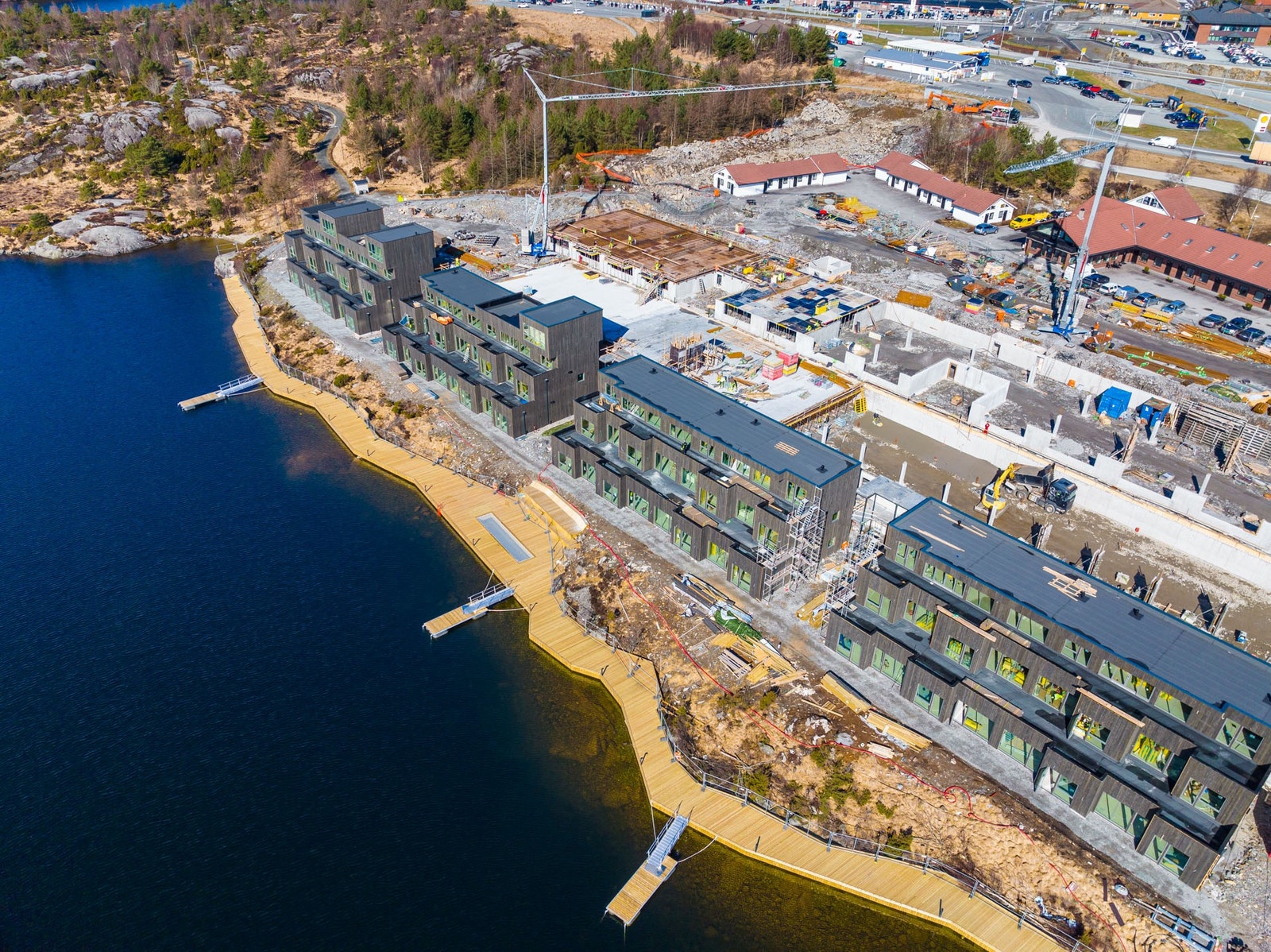 Det medfølger 1 parkeringsplass i garasjeanlegg til hver leilighet,
hvor det er mulig å kjøpe ekstra plass. Det vil bli levert 1 heis sentralt plassert, som sikrer tilkomst for alle. Galleribilde