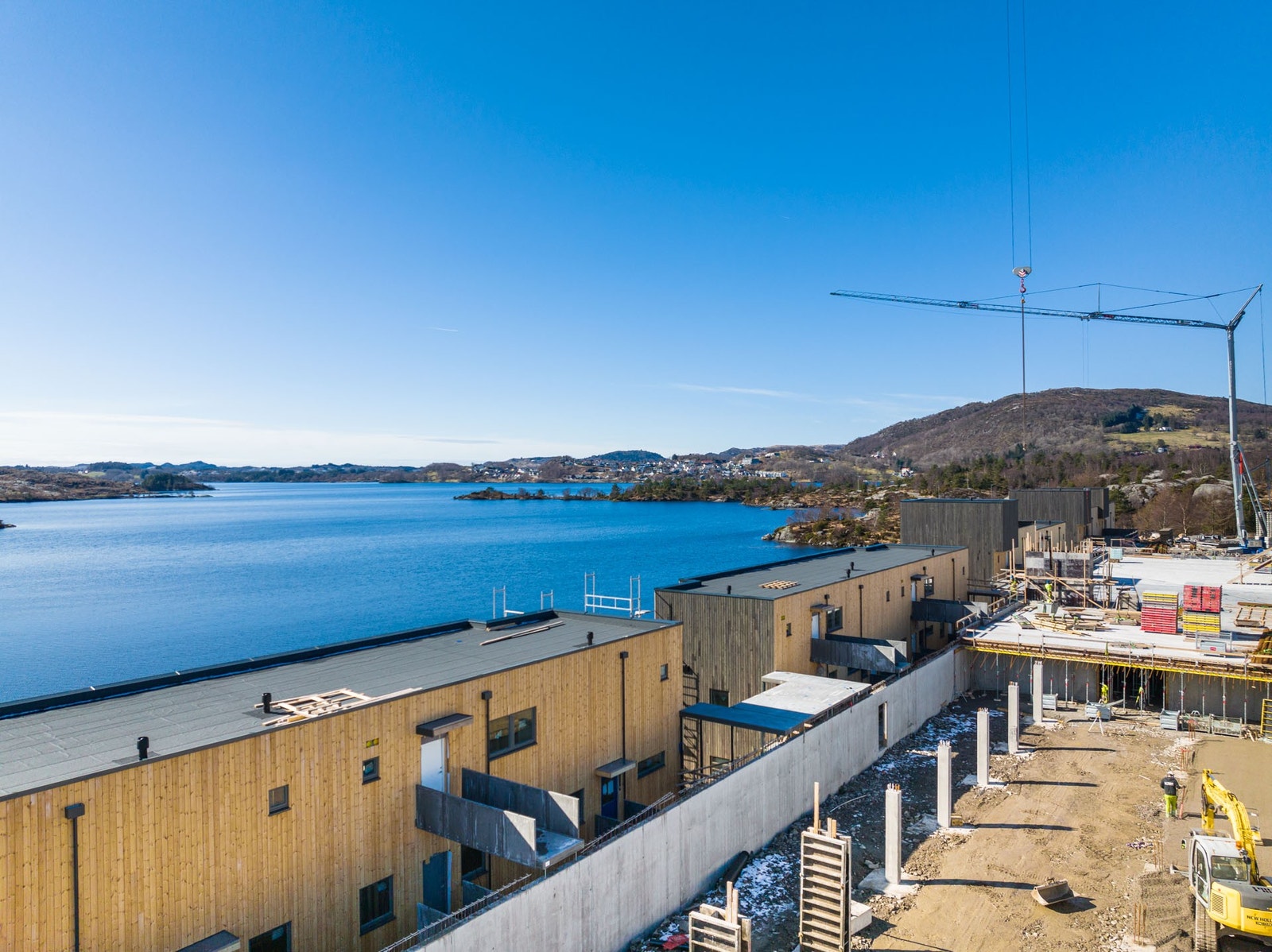 Alle leilighetene har også private inngangssoner direkte fra det fri med enkel adkomst til parkeringsareal i parkeringskjeller eller
korttidsparkering i gatetun. Galleribilde
