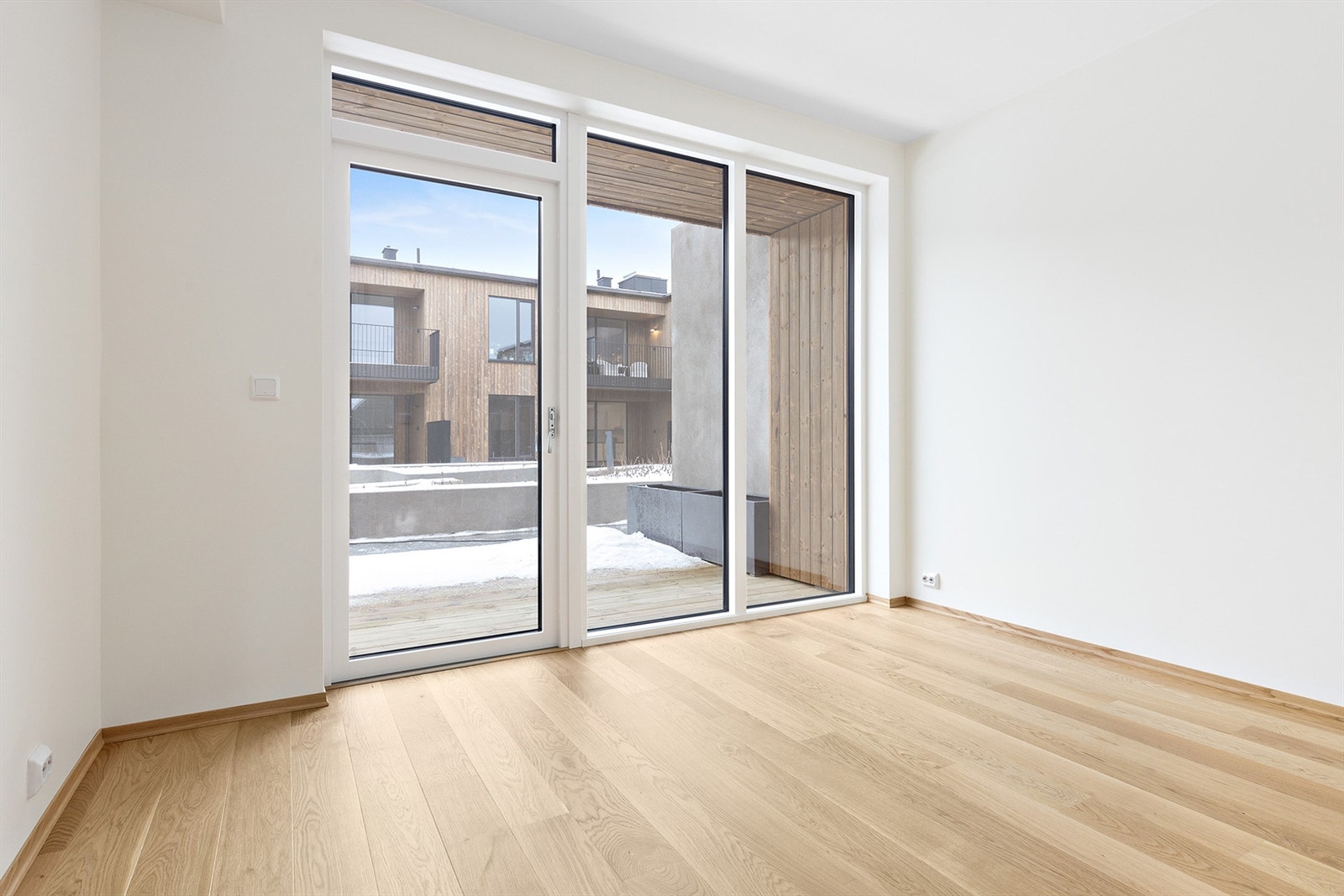 Det ene soverommet har egen utgang til veranda vendt ut mot fellesarealet. Galleribilde