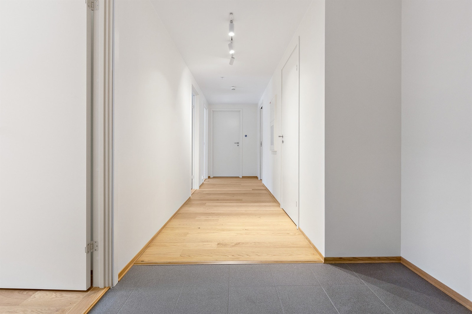 Første del av entre er flislagt og har gulvvarme. Galleribilde