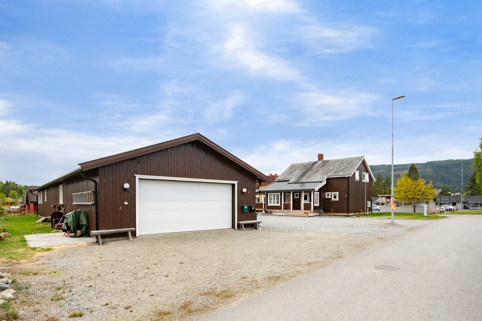 Det er også garasjeplass til to biler, samt godt med muligheter for parkering på gårdsplassen. Galleribilde
