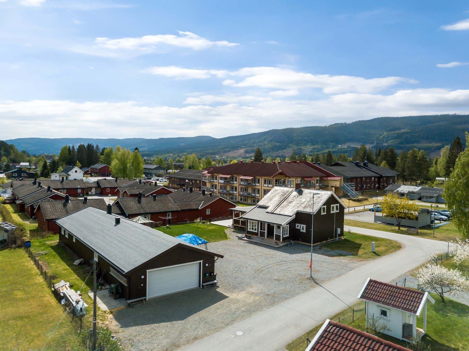 Eiendommen ligger fint til Veslevegen på Dokka, med en svært sentral beliggenhet, hvor det er enkel adkomst og gangavstand til sentrum. Galleribilde