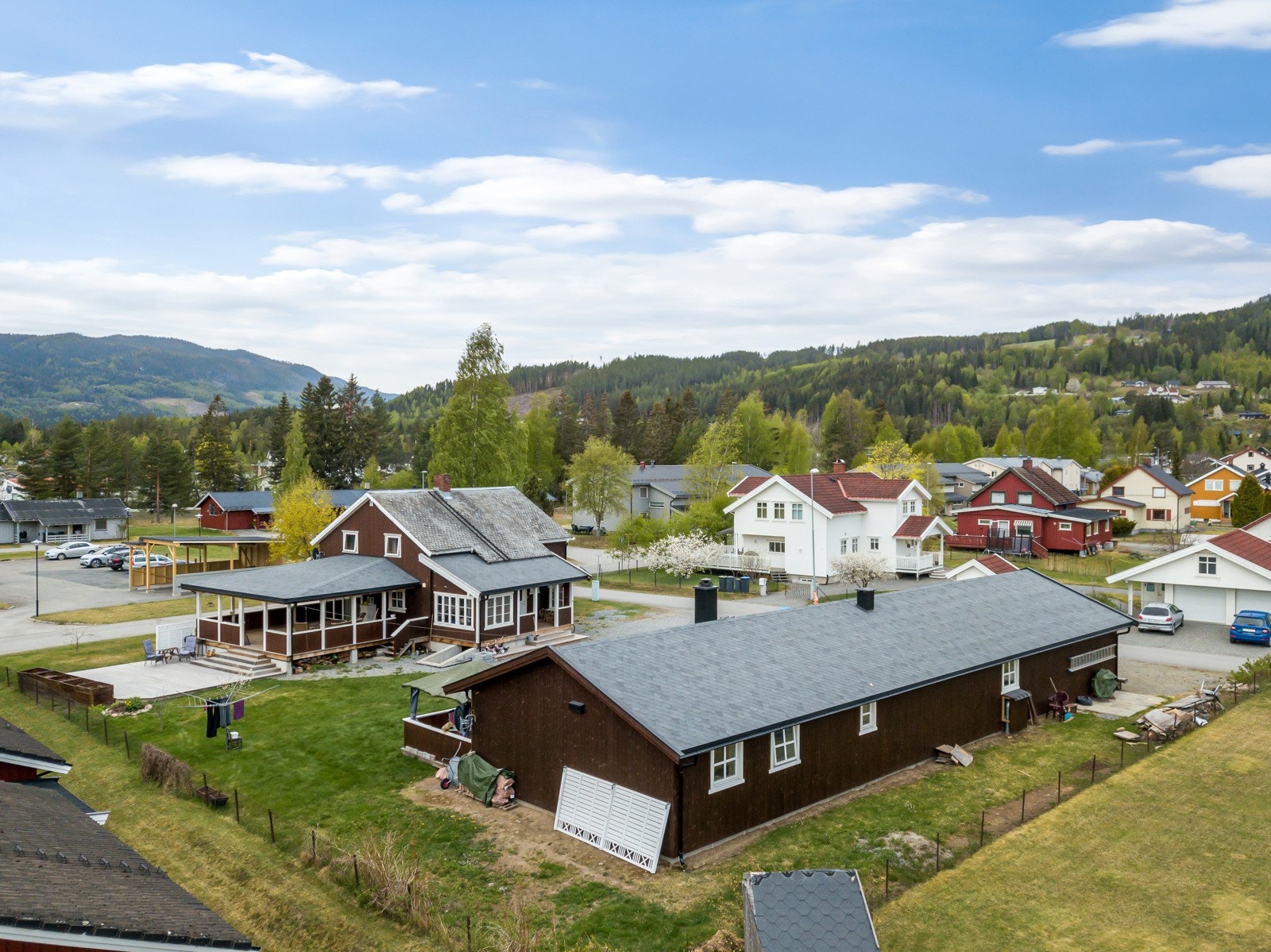 Dokka sentrum har et rikt utvalg av butikker, kafeer og service fasiliteter. Umiddelbar nærhet til barnehage og gangavstand til barne,-ungdoms og videregående skole Galleribilde