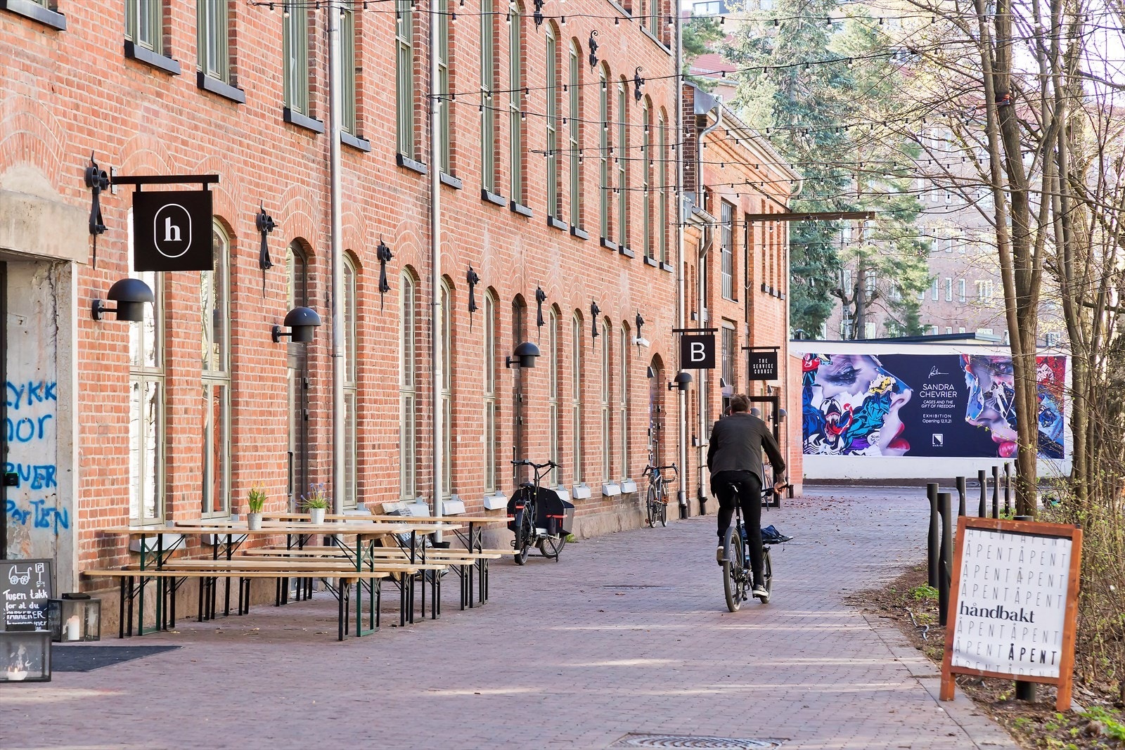 Håndbakt er et nytt og moderne bakeri på Tøyen. Perfekt for frokost på morningen og varm lunsj med venner og familie. Galleribilde