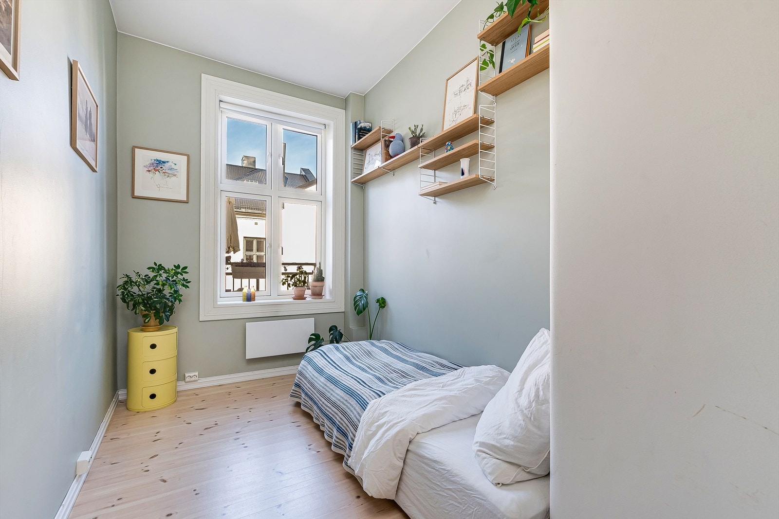 Soverom to er i dag innredet som gjesterom men kan fint benyttes som kontor og barnerom. Galleribilde