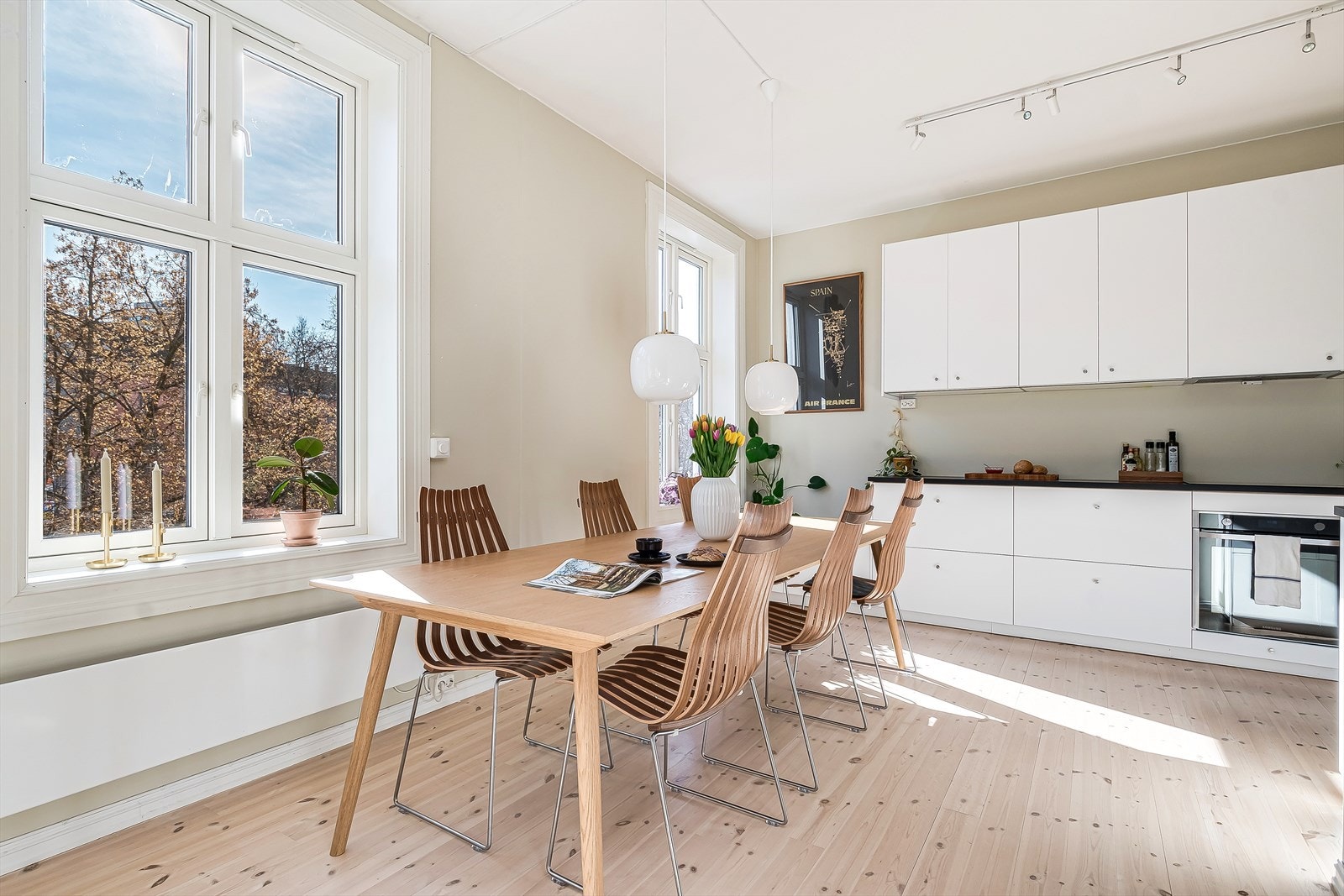 De store vindusflatene sørger for en lys og trivelig arbeidssone. Galleribilde